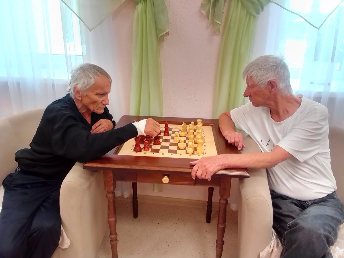 Играем в шахматы, читаем, репетируем